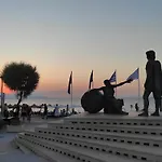 Black & White Seaside House Apartman Corinth