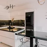 Apartman Black & White Seaside House