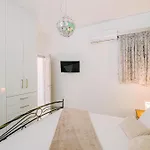 Black & White Seaside House Apartman Corinth