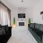 Apartman Black & White Seaside House *