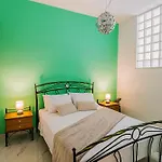 Apartman Black & White Seaside House