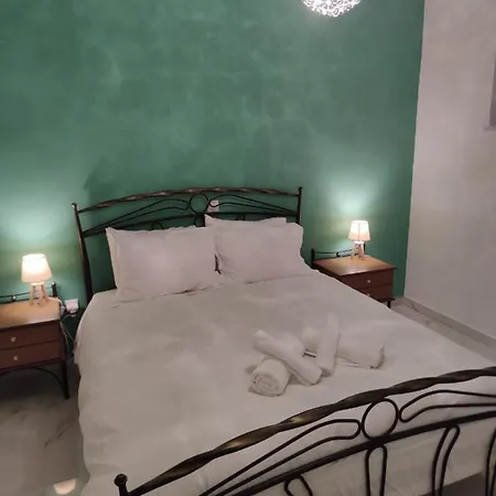 Black & White Seaside House Kalamia Corinthe