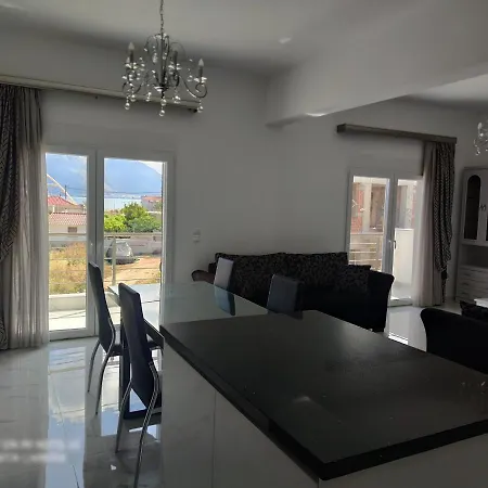 Black & White Seaside House Kalamia * Corinth
