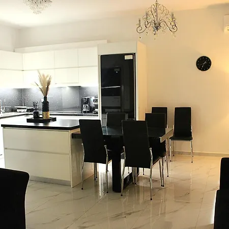 Black & White Seaside House Kalamia * Corinthe