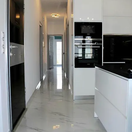 Apartment Black & White Seaside House Kalamia Korinth