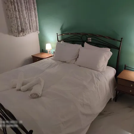 Black & White Seaside House Kalamia * Korinth