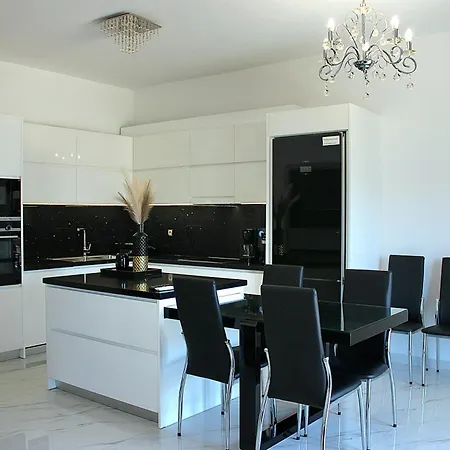 Black & White Seaside House Kalamia *