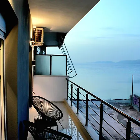 Black & White Seaside House Kalamia