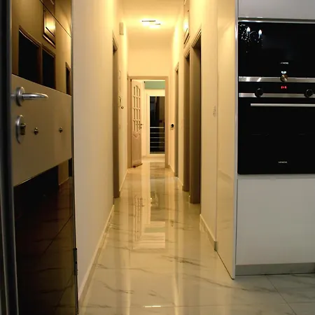 Black & White Seaside House Kalamia Korinth