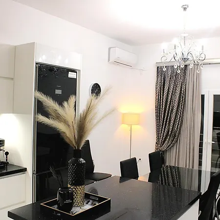 Black & White Seaside House Kalamia