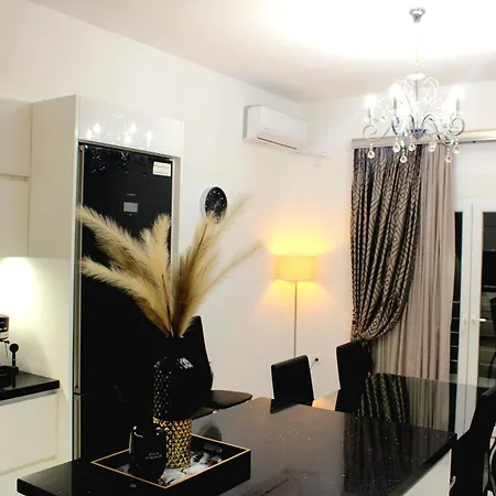 Appartement Black & White Seaside House Kalamia Corinthe