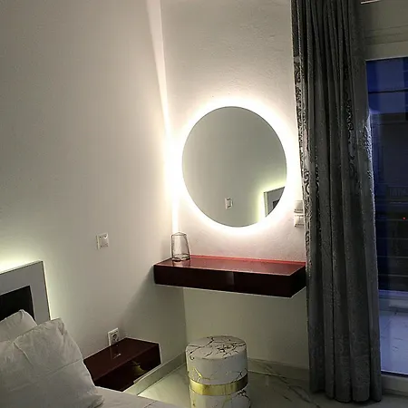 Black & White Seaside House Kalamia *