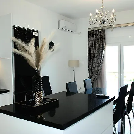 Διαμέρισμα Black & White Seaside House Kalamia