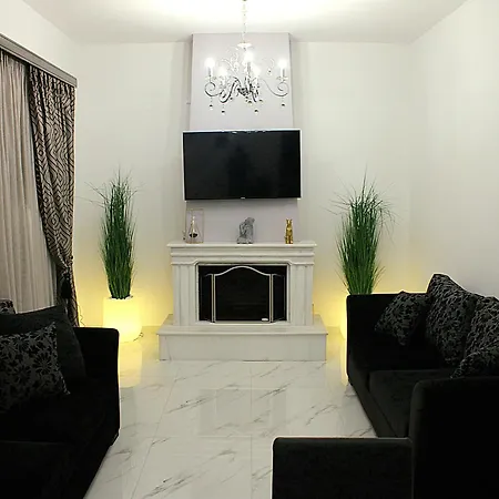 Black & White Seaside House Kalamia *