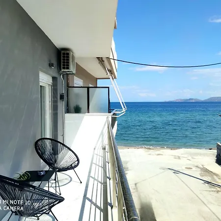 Black & White Seaside House Kalamia Korinth