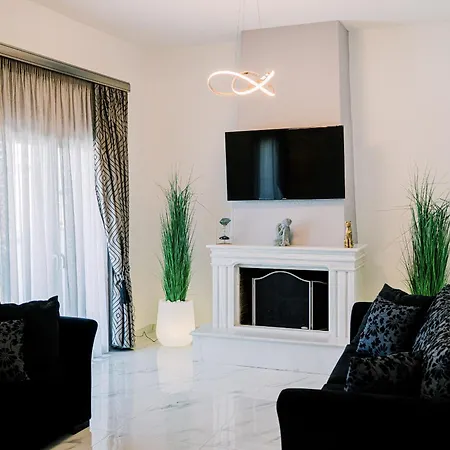 Black & White Seaside House Kalamia Apartment