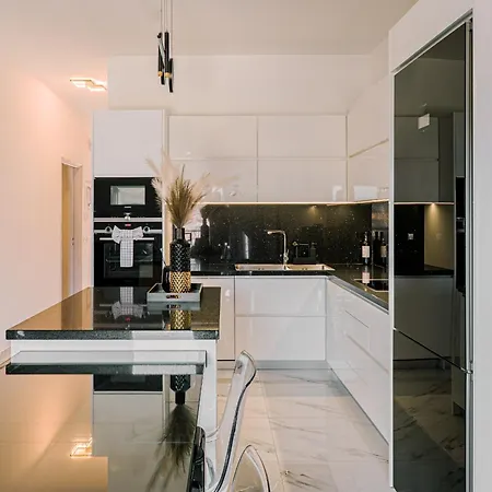 דירה Black & White Seaside House