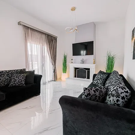 Black & White Seaside House Kalamia * Corinto