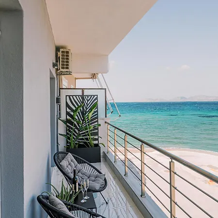 Black & White Seaside House * Corinth