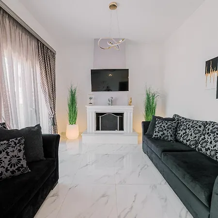 Daire Black & White Seaside House *