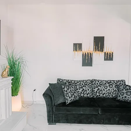 Black & White Seaside House * Corinth