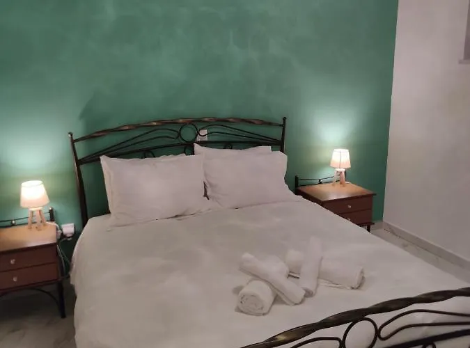 Black & White Seaside House Kalamia Korinth