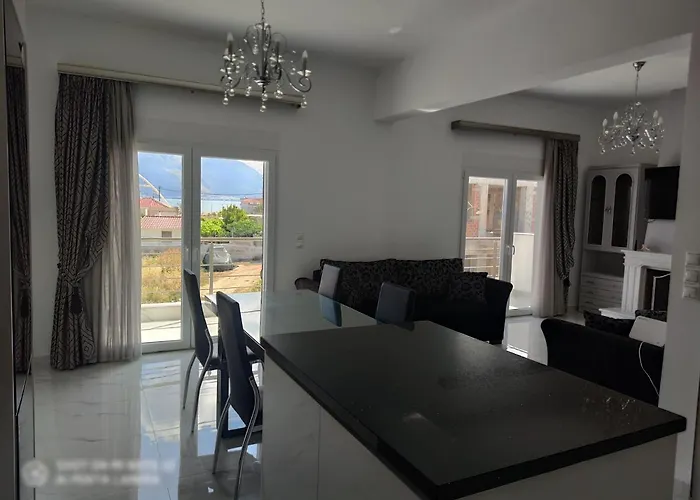 Black & White Seaside House Kalamia * Corinth