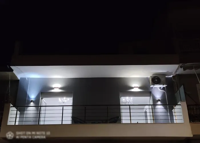 Black & White Seaside House Kalamia Apartment *