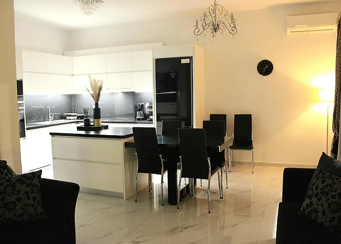 Black & White Seaside House Kalamia * Corinth