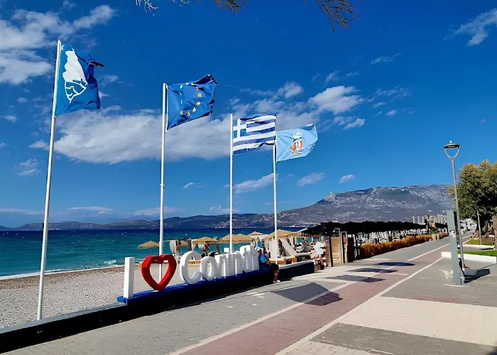 Black & White Seaside House Kalamia Apartment *