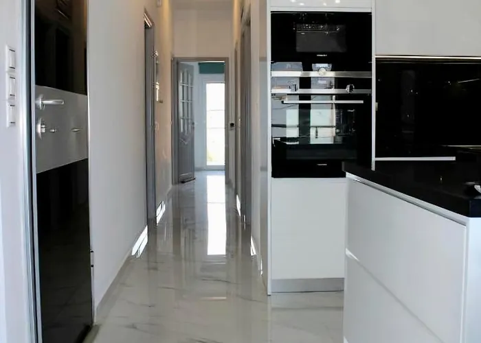 Апартаменты Black & White Seaside House Kalamia Corinth