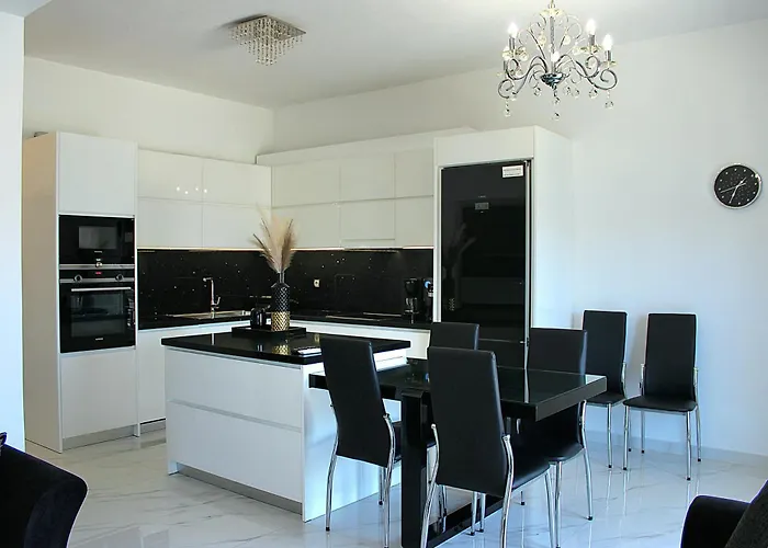 Black & White Seaside House Kalamia *