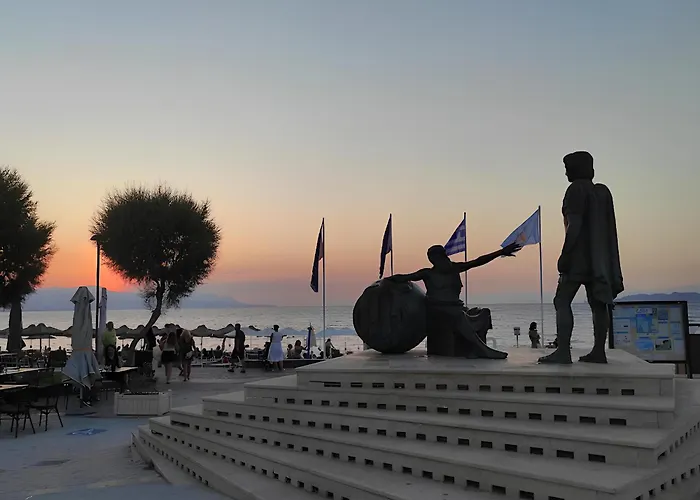 Black & White Seaside House Kalamia Апартаменты Corinth