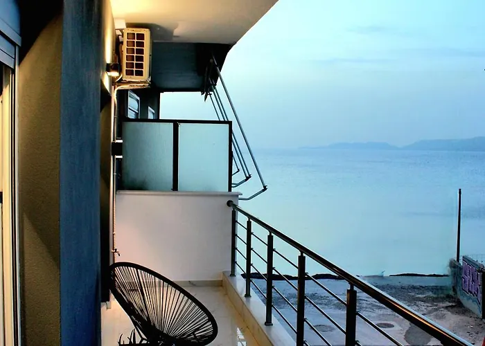 Black & White Seaside House Kalamia