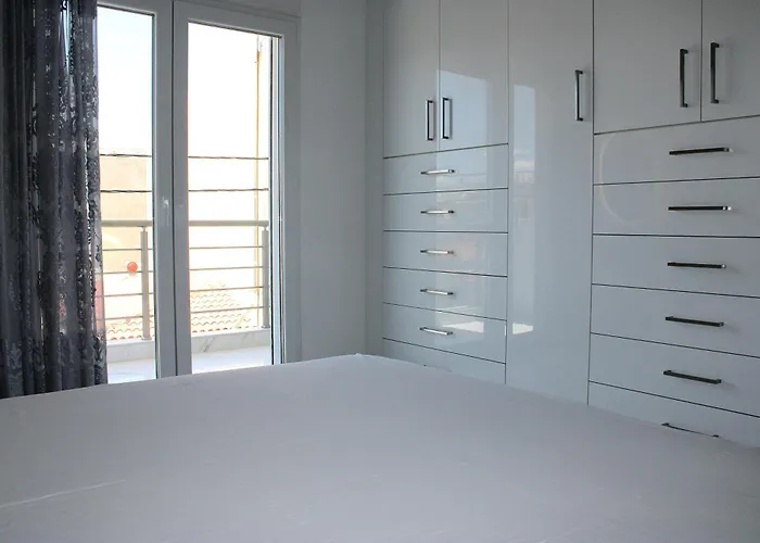 דירה Black & White Seaside House