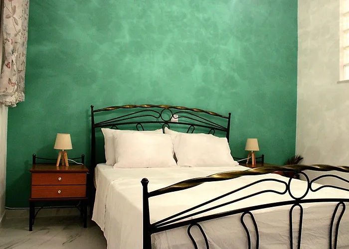 Апартаменты Black & White Seaside House Kalamia *