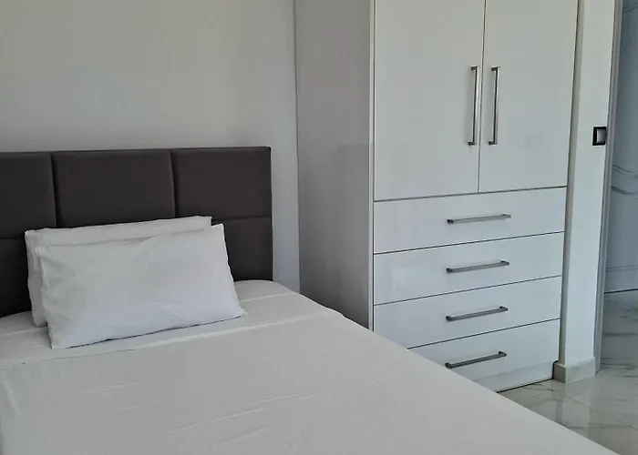 Black & White Seaside House Kalamia *