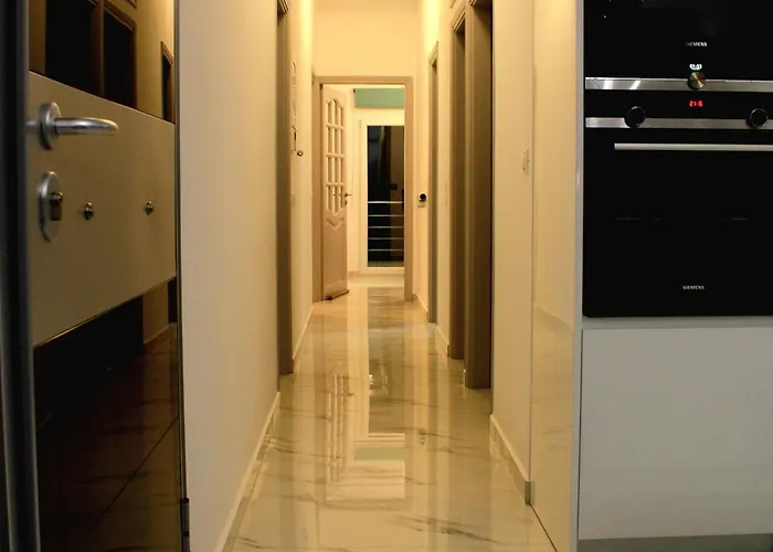 Black & White Seaside House Kalamia Korinth