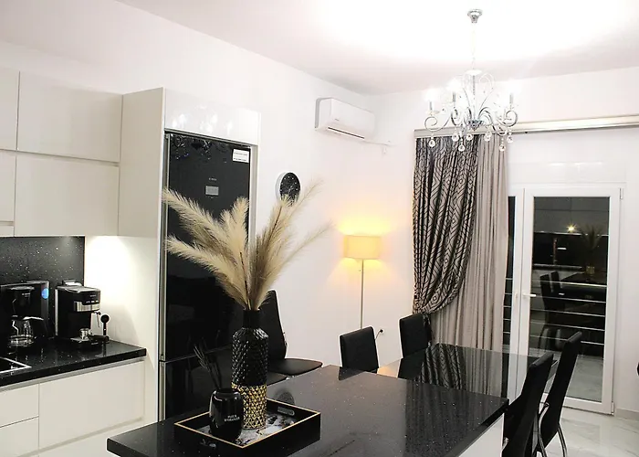 Black & White Seaside House Kalamia