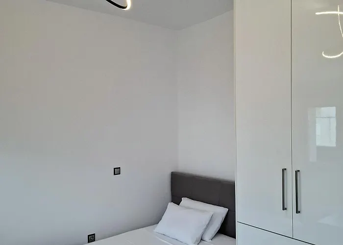 Apartment Black & White Seaside House Kalamia *