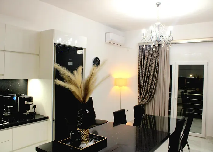 Апартаменты Black & White Seaside House Kalamia Corinth