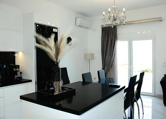 Апартаменты Black & White Seaside House Kalamia