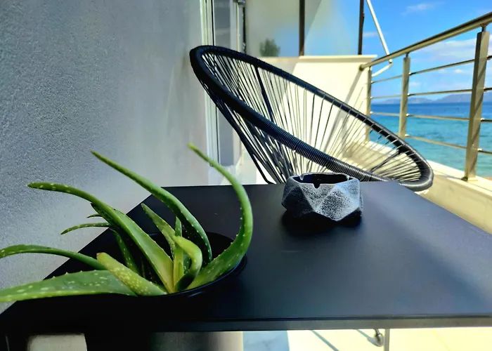 Apartment Black & White Seaside House Kalamia *