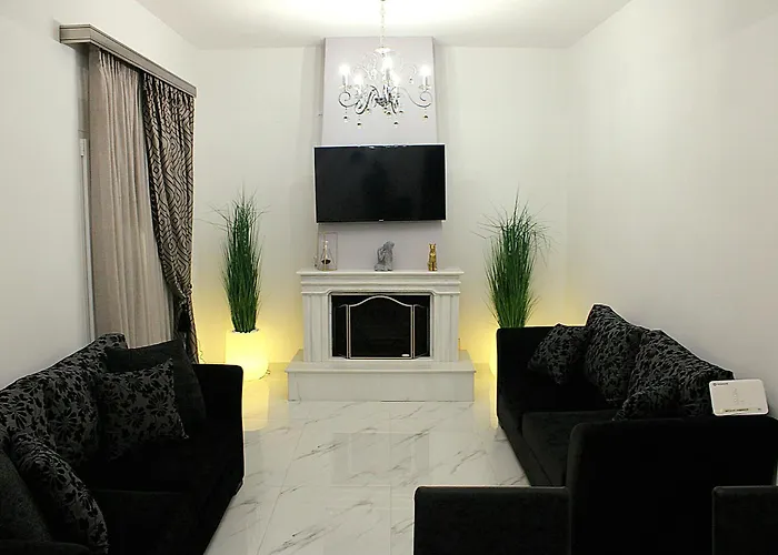 Black & White Seaside House Kalamia *