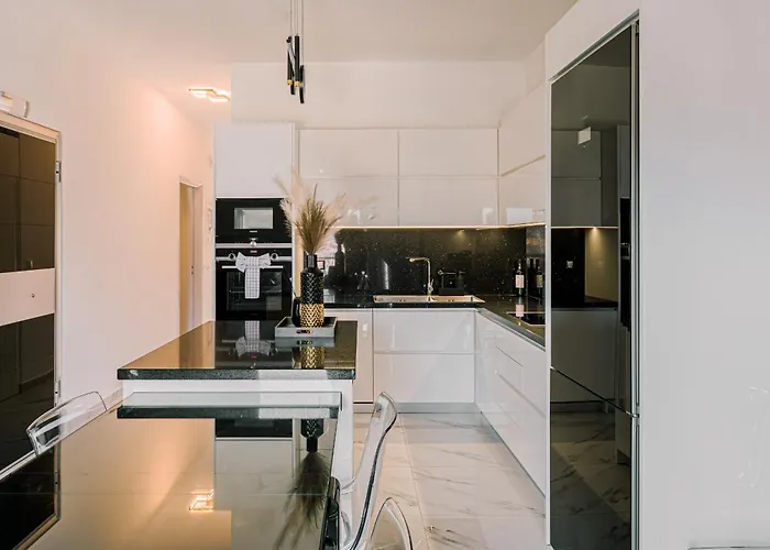 דירה Black & White Seaside House