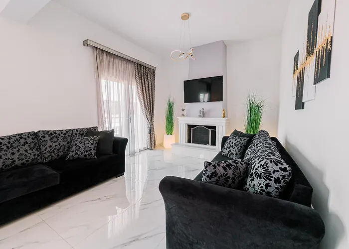 Black & White Seaside House Kalamia * Corinto