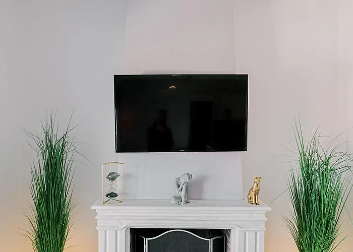 Black & White Seaside House Kalamia