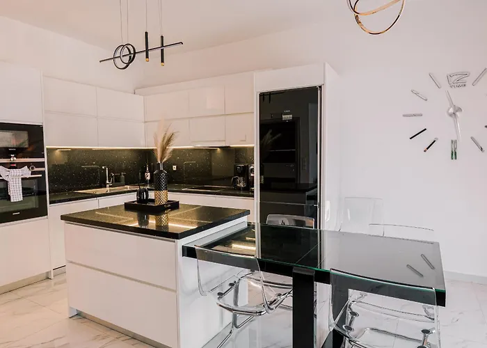 דירה Black & White Seaside House