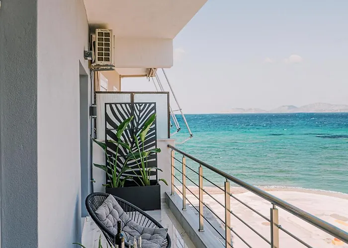 Black & White Seaside House Kalamia * Korinth