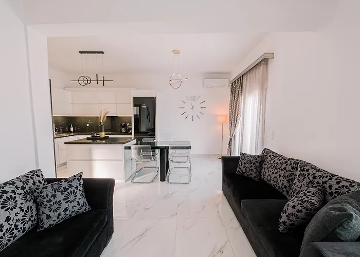 Black & White Seaside House Kalamia Corinto